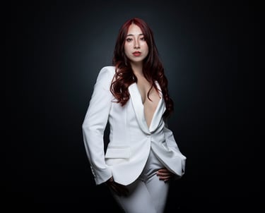 Elegantes Fashion-Portrait einer Frau im weissen Anzug – Fashion-Shooting im Fotostudio Chur