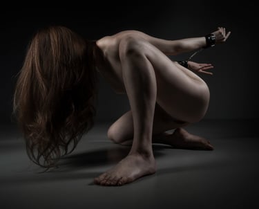 Kunstvoll inszenierter Akt mit Handschellen-Ästhetik im Fotostudio Chur – ausdrucksstark und selbstbewusst