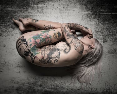 Kunstvolles Tattoo-Portrait im Editorial-Stil – ausdrucksstarke Inszenierung im Fotostudio Chur von wowart