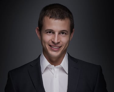 Professionelles Business-Portrait eines Mannes im Anzug – Bewerbungsfoto aus dem Fotostudio Chur von Wowart