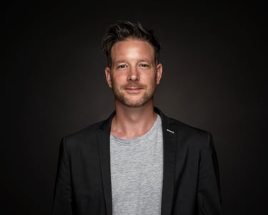 Professionelles Business-Portrait eines Mannes im casual-eleganten Look – Bewerbungsfoto Fotostudio Chur