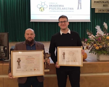 Pasieka Miodex podczas konkursu na pszczelarza roku finalista, zdjecie razem z Pszczelarzem Roku