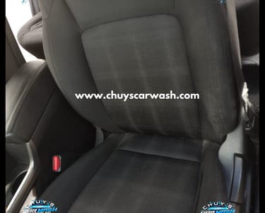 Imagen de un automóvil brillante después de un lavado completo