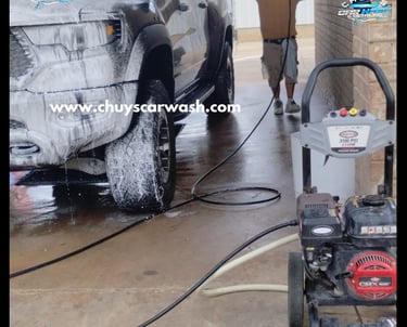 Imagen del equipo de Chuy's Car Wash trabajando en un auto