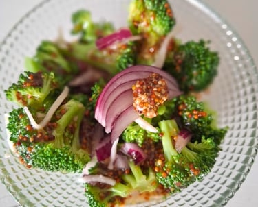 Salade de brocolis frais avec oignons rouges et vinaigrette maison, plat sain proposé batch cooking