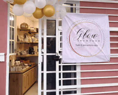 Puerta de entrada a Glow Showrrom decorada con globos