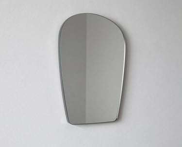 Miroir sur mesure aux formes organiques pour une adaptation parfaite au mur.