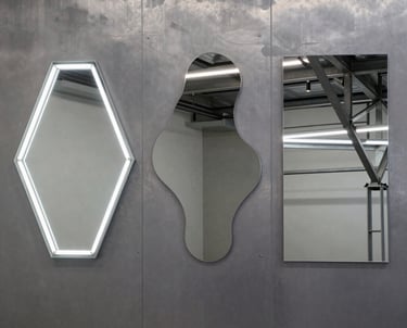 Miroirs géométriques installés dans un loft industriel.