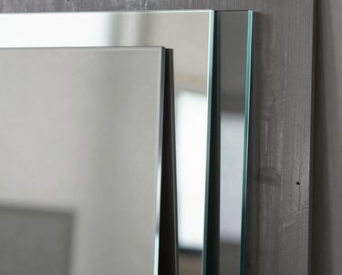Détail de la tranche d'un verre de miroir haute définition.