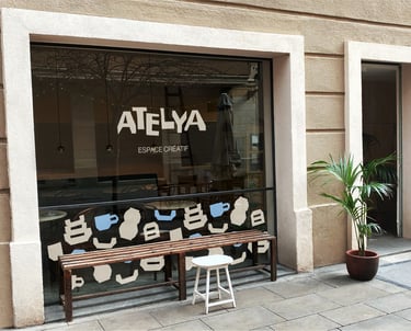 Déclinaison de l'identité visuelle pour Atelya, espace créatif et café par Tuuk studio