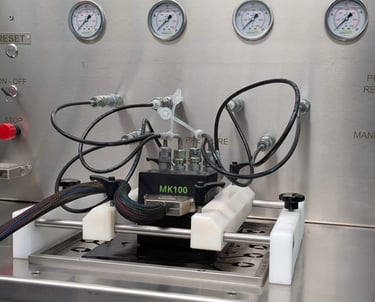 ABS  de un auto siendo reparado por nuestra maquina de reparacion de modulo hidraulico del sistema de frenado del auto