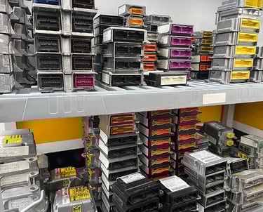 Unidades de Airbag apiladas en los almacenes de Clairicar Laboratorio electronico