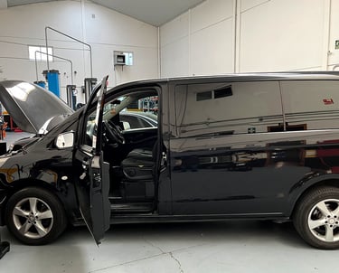 Furgoneta siendo reparada de la ECU / Centralita motor en Clairicar