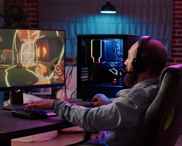 Desarrollador trabajando en un videojuego frente al ordenador, imagen representativa de videojuegos