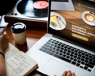 Tvorba obsahu pro sociální sítě a online marketing v pracovním prostředí.