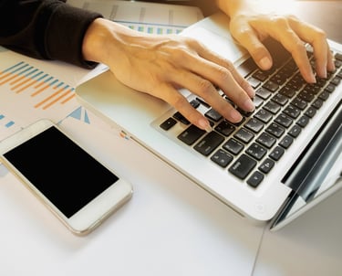 Online marketing a správa sociálních sítí – práce na notebooku při tvorbě strategie obsahu.