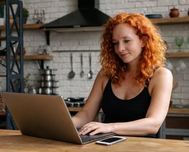 Online marketing pro podnikatelky – práce na notebooku při tvorbě obsahu a strategie.