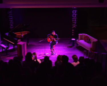 Singer-songwriter Lotta Jenny op het podium