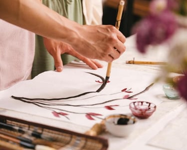 Manos de mujer pintando con acuarelas