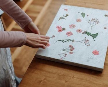 Manos de mujer creando diseño de flower press