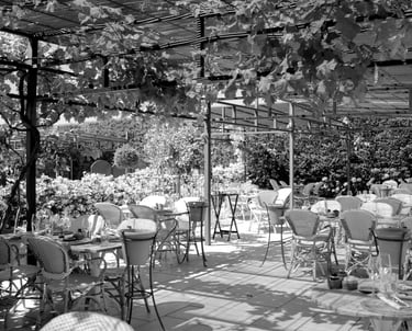 Terrasse ombragée du restaurant Le Cipressa au cœur de la Maison.