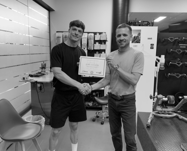 Karl Guillois recevant sa certification officielle de bike fitting clinique de Neill Stanbury