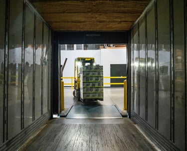 Carga de mercadería en camión como parte del proceso logístico de importación