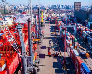 Puerto de contenedores con operación logística para importación