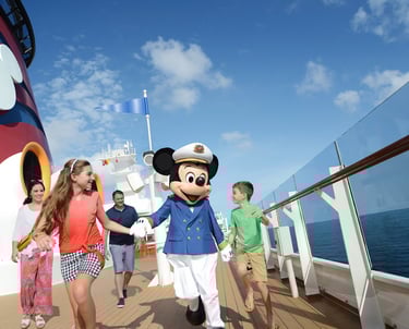 El Capitán Mickey Mouse saludando a una familia en la cubierta de un barco de Disney Cruise Line 