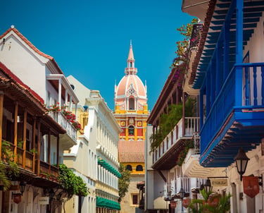 Coloridos edificios coloniales con balcones de madera en una calle de Cartagena Colombia