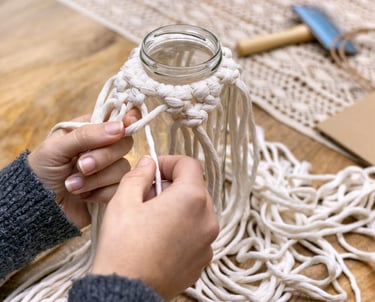 artesana trabajando en frasco con macrame
