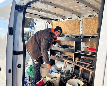 Chrisatian Negri All'interno del suo furgone