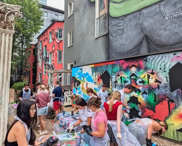 Students painting during graffiti workshop in Hamburg, Schüler beim Street Art Workshop und Tour im Gängeviertel
