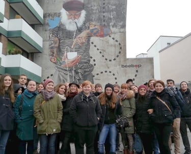 Group on street art tour in Hamburg in front of mural, Gruppe bei Street Art Tour vor Wandbild in Hamburg