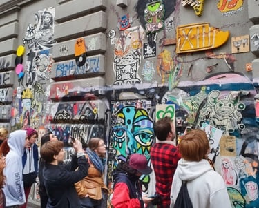 Students exploring street art Hamburg Sternschanze tour / Studierende entdecken Street Art Hamburg Sternschanze Tour