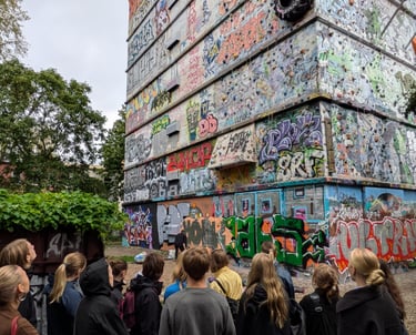 Students graffiti bunker Sternschanze Hamburg street art tour / Schüler erkunden Graffiti Bunker Sternschanze Hamburg