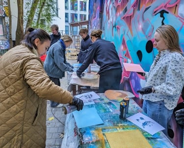 Student street art workshop in Hamburg, Schüler Street Art Workshop in Hamburg mit Spraydosen und Schablonen