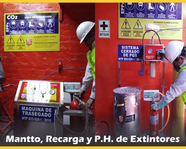 Personal técnico de MD Extintores realizando mantenimiento, recarga y prueba hidrostática