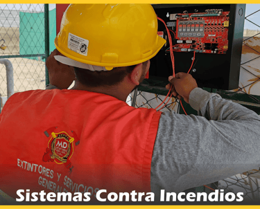  instalación un panel de control para sistemas contra incendios y alarmas de seguridad industrial.