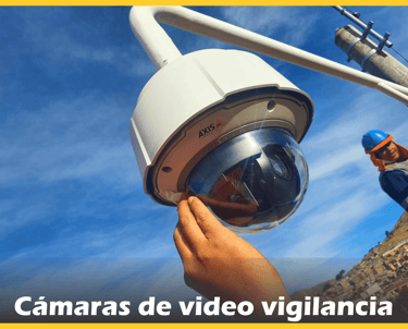 Cámara de video vigilancia profesional instalada en altura para monitoreo de seguridad.