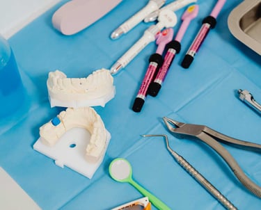 Mesa de trabajo dental con herramientas dentales y molde de prótesis