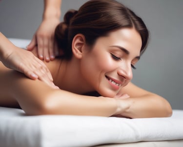 visage souriant de bien-être émotionnel d'une femme recevant un massage californien enveloppant