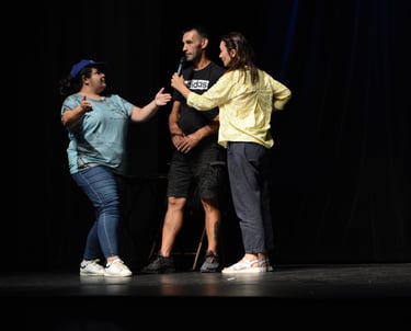 atelier forum 1 femme interviwe  participants sur scène