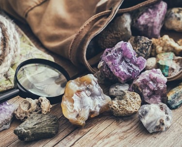 Piedras preciosas de diferentes tamaños sobre una mesa