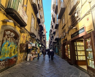 foto spaccanapoli, una delle più famose strade di napoli