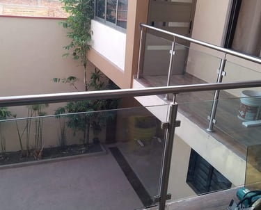 Barandal de vidrio templado con herrajes modernos