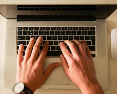 mains sur clavier d'ordinateur