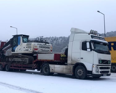 Zorlu kış şartlarında ve karlı yollarda ağır nakliyat operasyonu