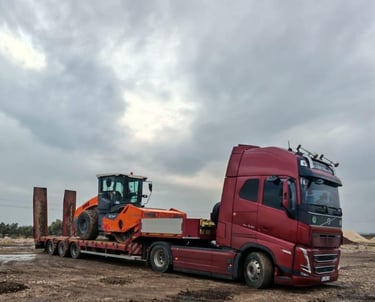 Volvo tır ile şantiye sahasına güvenli iş makinesi nakliyesi
