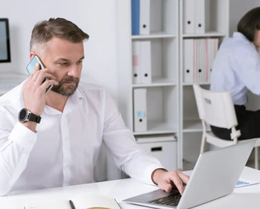 par téléphone 